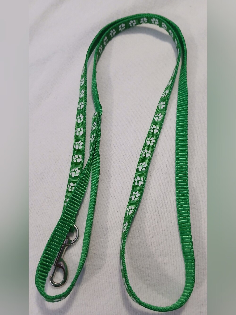 NWOT Green Pet Leash with Paw Prints. 46".